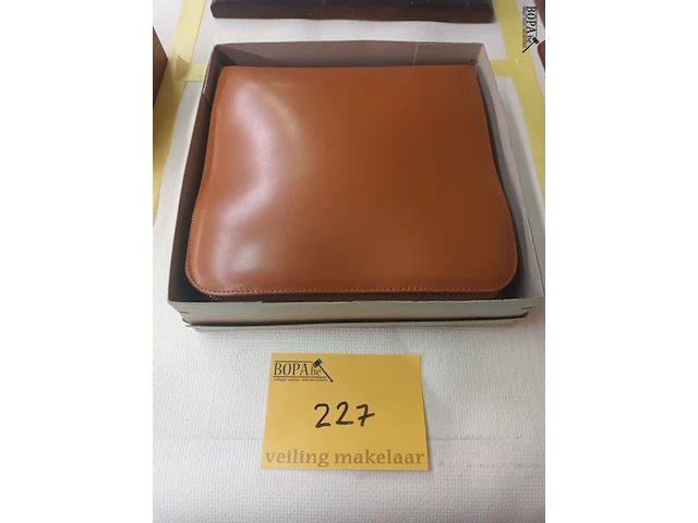 Lot 227 - vintage verzorgingsset - afbeelding 3 van  3