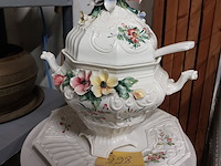 Lot 228 - porseleinen soepterrine met dienblad h 40 cm - afbeelding 1 van  2