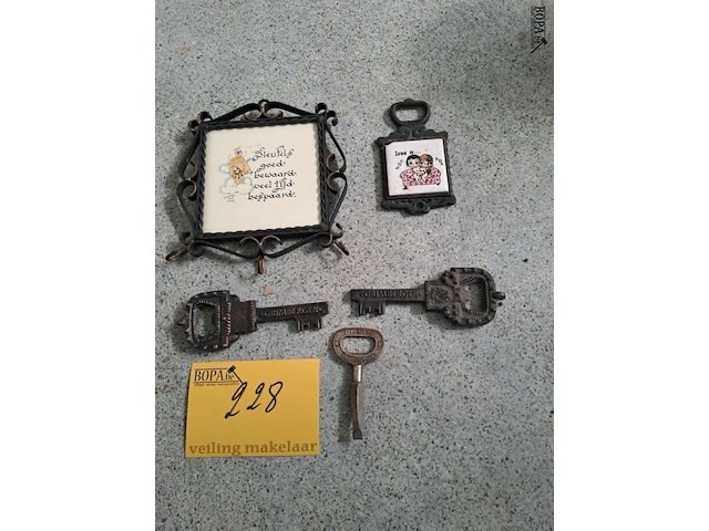 Lot 228 - vintage tegelwijsheid in smeedijzeren frame/sleutelhouder en - afbeelding 1 van  1