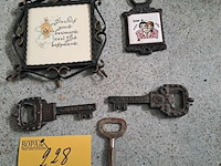 Lot 228 - vintage tegelwijsheid in smeedijzeren frame/sleutelhouder en - afbeelding 1 van  1
