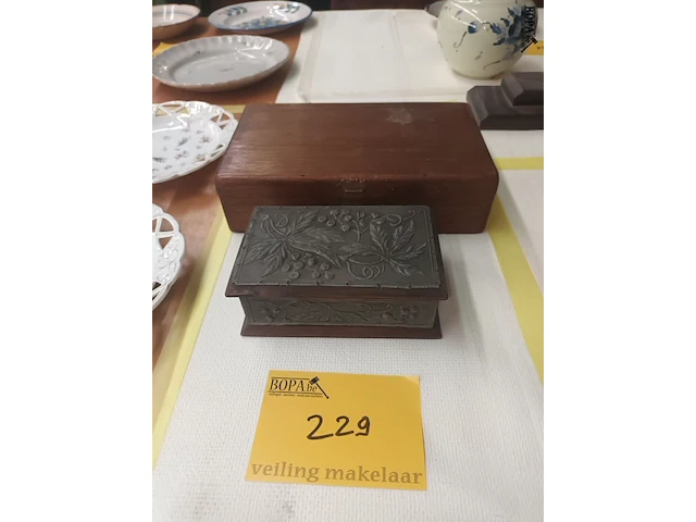 Lot 229 - antieke kisten. 2 stuks - afbeelding 1 van  4