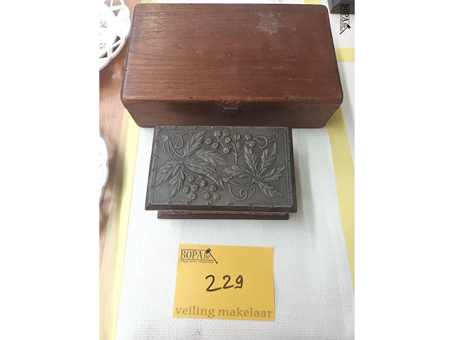 Lot 229 - antieke kisten. 2 stuks - afbeelding 4 van  4