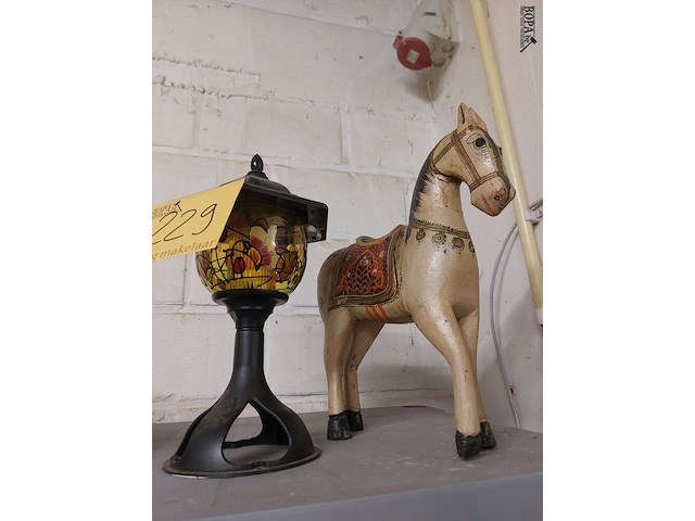 Lot 229 - decoratieve lamp en paardje - afbeelding 1 van  1