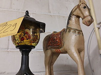 Lot 229 - decoratieve lamp en paardje - afbeelding 1 van  1