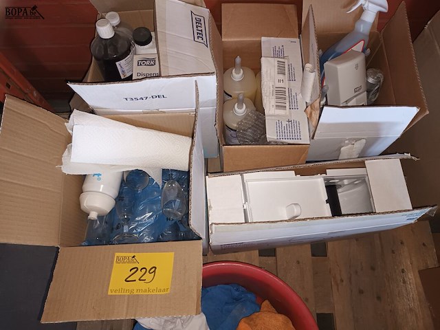 Lot 229 - handzepen, dispensers, glazen - afbeelding 1 van  5