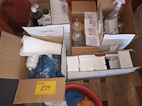 Lot 229 - handzepen, dispensers, glazen - afbeelding 1 van  5