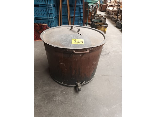 Lot 229 - koperen ketel met deksel - afbeelding 2 van  4