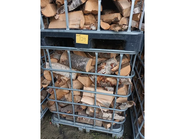 Lot 229 - metalen kooi met brandhout. 4 stuks - afbeelding 5 van  5