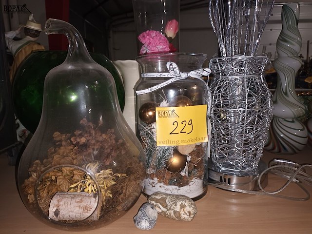 Lot 229 - siervazen. 5 stuks - afbeelding 1 van  3