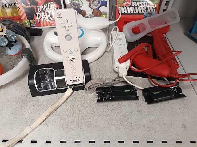 Lot 229 - wii spelcomputer met toebehoren - afbeelding 2 van  8