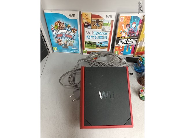 Lot 229 - wii spelcomputer met toebehoren - afbeelding 5 van  8