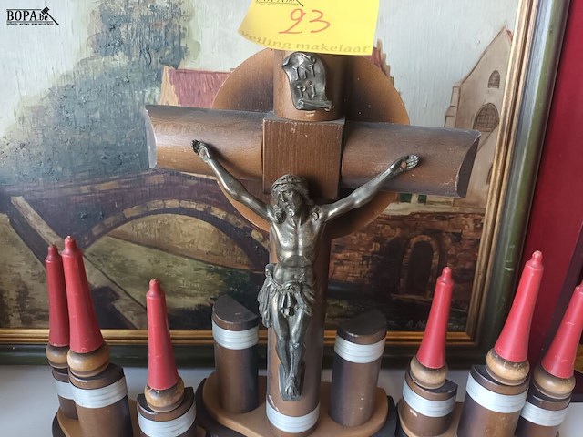 Lot 23 - art deco kruisbeeld met houten kaarsen - afbeelding 1 van  5