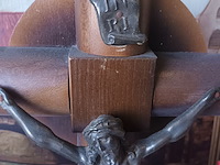 Lot 23 - art deco kruisbeeld met houten kaarsen - afbeelding 2 van  5