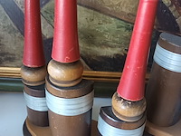 Lot 23 - art deco kruisbeeld met houten kaarsen - afbeelding 4 van  5