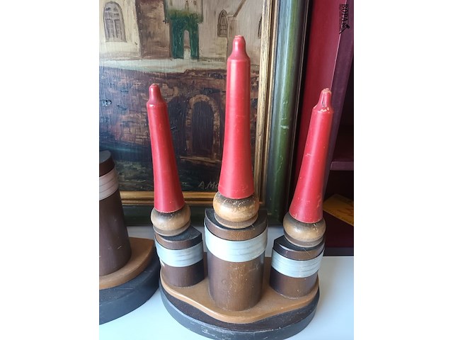 Lot 23 - art deco kruisbeeld met houten kaarsen - afbeelding 5 van  5