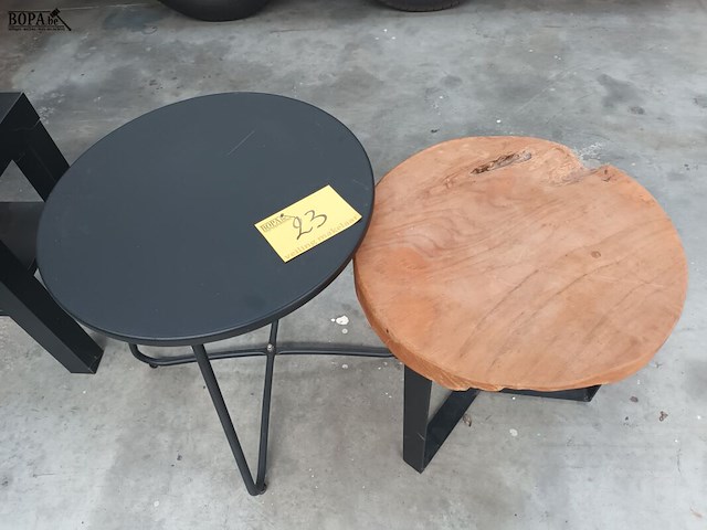 Lot 23 - bijzettafel. 2 stuks - afbeelding 1 van  3