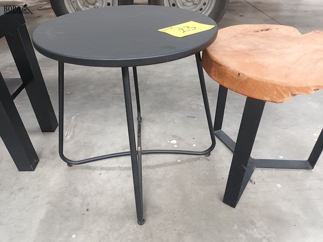 Lot 23 - bijzettafel. 2 stuks - afbeelding 2 van  3
