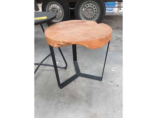 Lot 23 - bijzettafel. 2 stuks - afbeelding 3 van  3