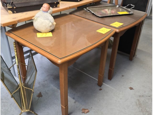 Lot 23 - bijzettafels met glazen blad 2 stuks - afbeelding 1 van  4