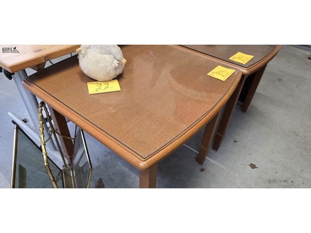 Lot 23 - bijzettafels met glazen blad 2 stuks - afbeelding 3 van  4