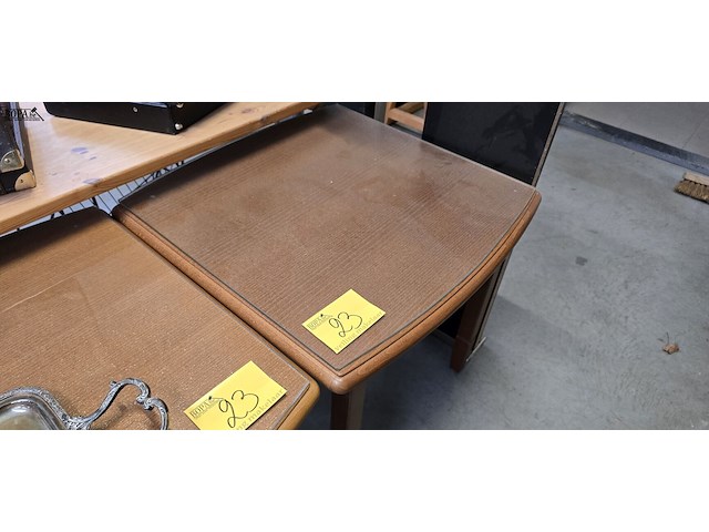Lot 23 - bijzettafels met glazen blad 2 stuks - afbeelding 4 van  4