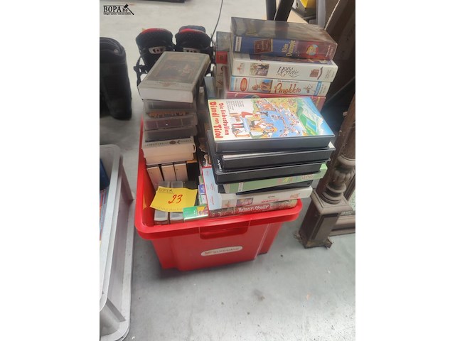 Lot 23 - cuver met videocassettes - afbeelding 1 van  4