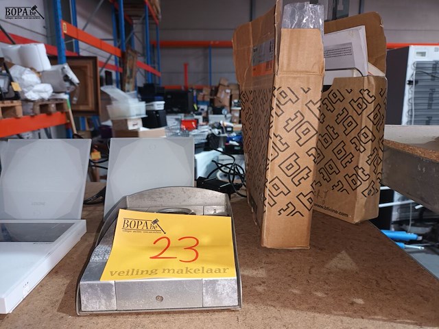 Lot 23 - deurcamera’s en nachtlampen. 10 stuks - afbeelding 6 van  7