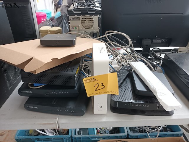 Lot 23 - diverse modems en decoders. 8 stuks - afbeelding 1 van  5