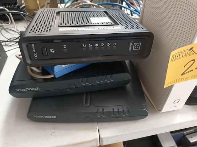 Lot 23 - diverse modems en decoders. 8 stuks - afbeelding 3 van  5