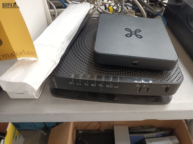 Lot 23 - diverse modems en decoders. 8 stuks - afbeelding 5 van  5
