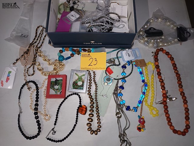 Lot 23 - fantasiejuwelen. 30 stuks - afbeelding 1 van  5