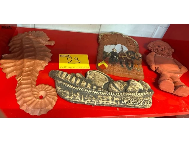 Lot 23 - gebakken kleifiguren - 4 stuks - afbeelding 1 van  5