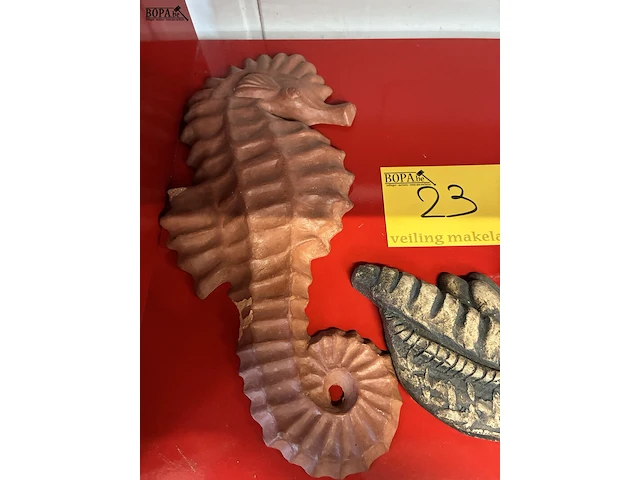 Lot 23 - gebakken kleifiguren - 4 stuks - afbeelding 2 van  5