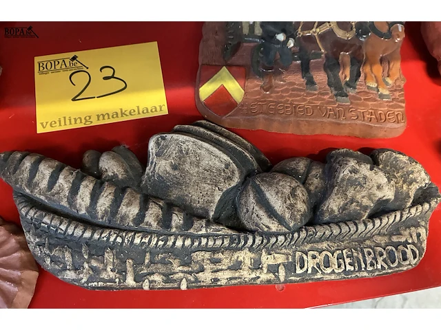 Lot 23 - gebakken kleifiguren - 4 stuks - afbeelding 3 van  5