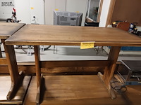 Lot 23 - houten café tafel. 3 stuks - afbeelding 2 van  3