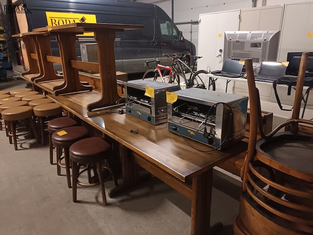 Lot 23 - houten café tafel. 3 stuks - afbeelding 3 van  3