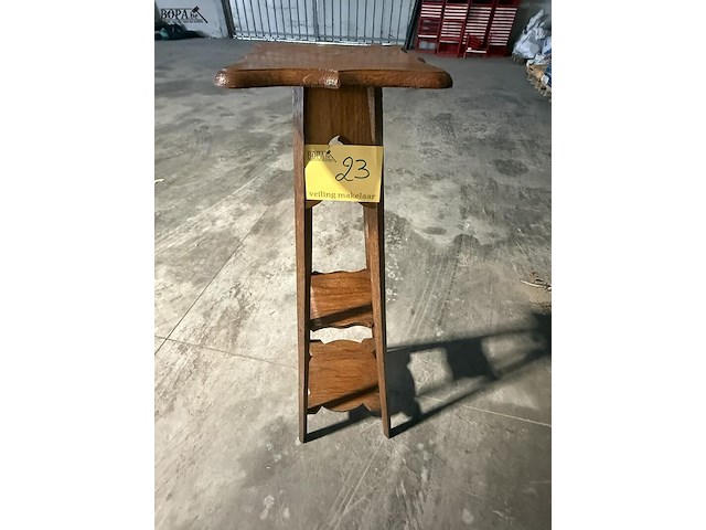 Lot 23 - houten plantenstandaard - afbeelding 1 van  3