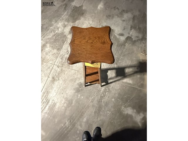 Lot 23 - houten plantenstandaard - afbeelding 2 van  3