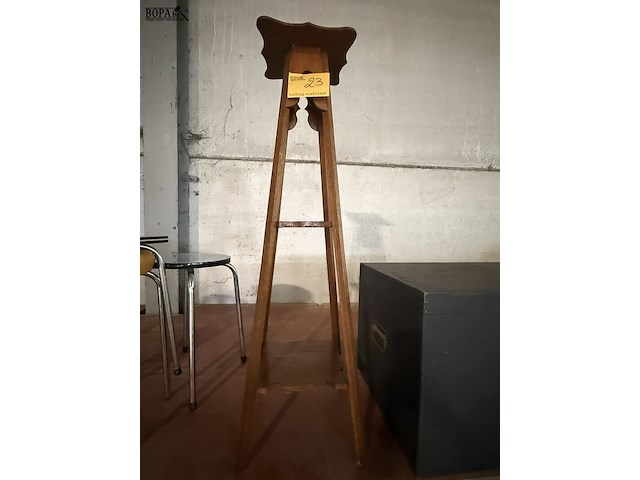Lot 23 - houten plantenstandaard - afbeelding 3 van  3