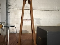 Lot 23 - houten plantenstandaard - afbeelding 3 van  3