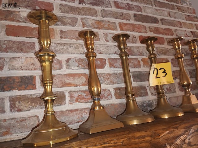 Lot 23 - koperen kandelaars. 8 stuks - afbeelding 3 van  4
