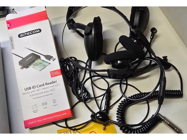 Lot 23 - koptelefoons sonic en hd 490 + usd id card reader - afbeelding 1 van  3