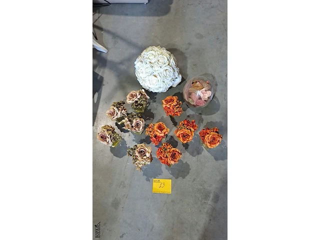 Lot 23 - kunstbloemen voor binnen of buiten - 12 stuks - afbeelding 1 van  4