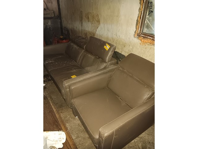 Lot 23 - lederen salon - afbeelding 1 van  1