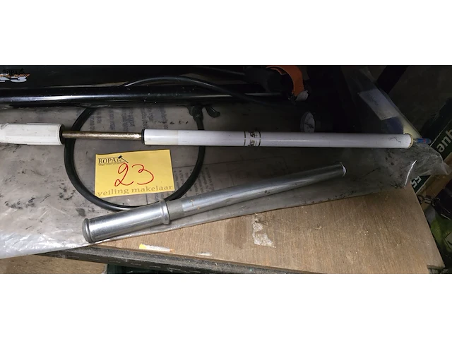 Lot 23 - lot fietspompen + spatbord - afbeelding 2 van  4