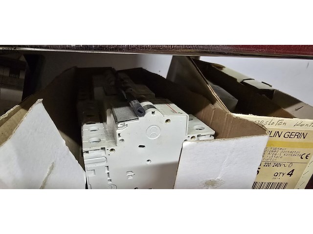 Lot 23 - lot zekeringen - afbeelding 3 van  4