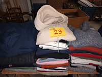 Lot 23 - merkkledij truien. 30 stuks