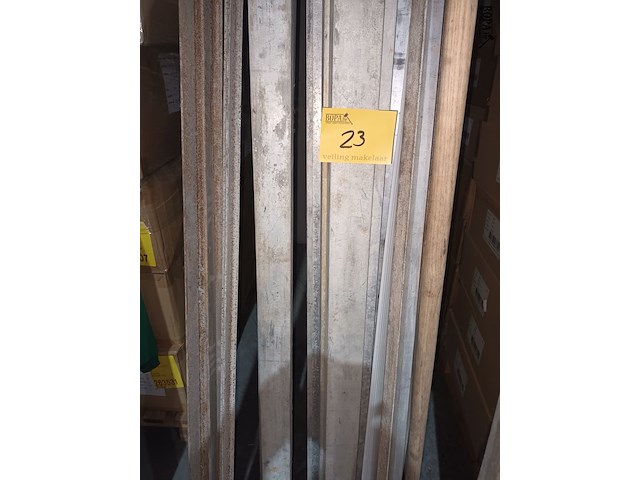 Lot 23 - metalen profielen en afrijlat. 19 stuks - afbeelding 1 van  4