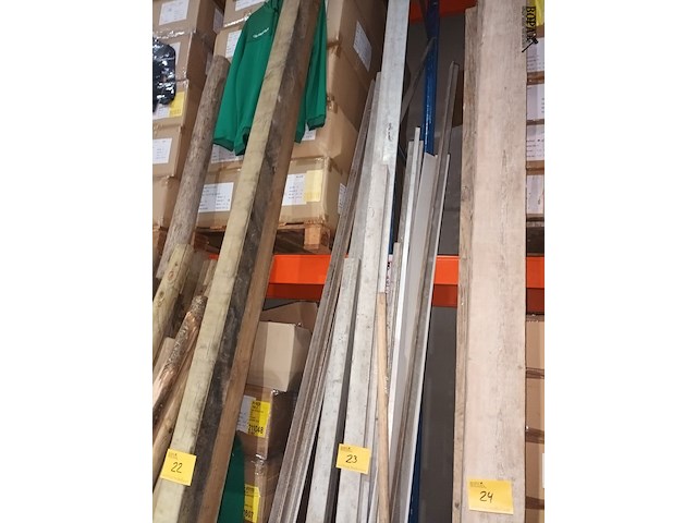 Lot 23 - metalen profielen en afrijlat. 19 stuks - afbeelding 3 van  4