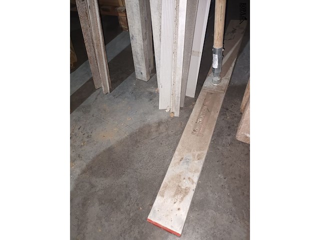 Lot 23 - metalen profielen en afrijlat. 19 stuks - afbeelding 4 van  4